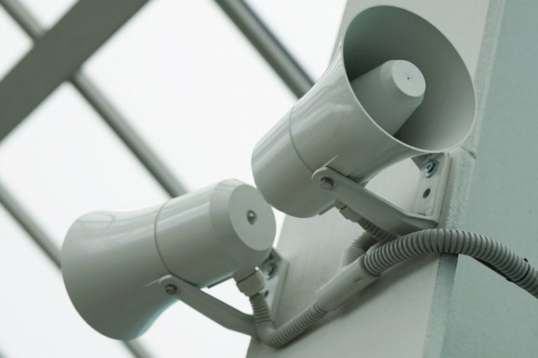 instalar sistema de megafonía en Valencia - instalación en columna