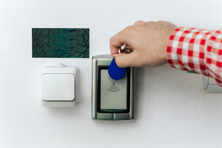 sistemas de alarma para negocios en Valencia - moderno dispositivo de alarma