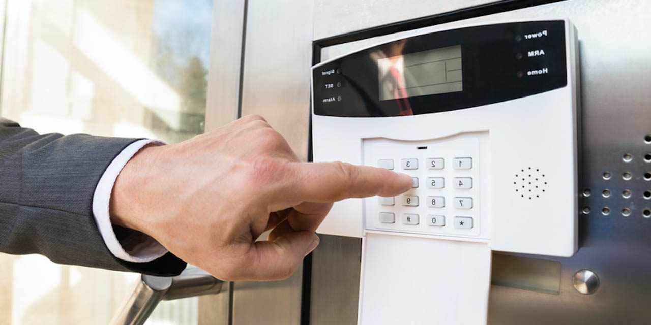 alarmas para negocios en valencia – Persona entrando al negocio alarmas para negocios en valencia - Persona entrando al negocio