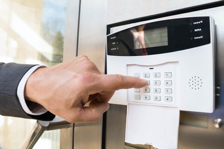 alarmas para negocios en valencia - Persona entrando al negocio