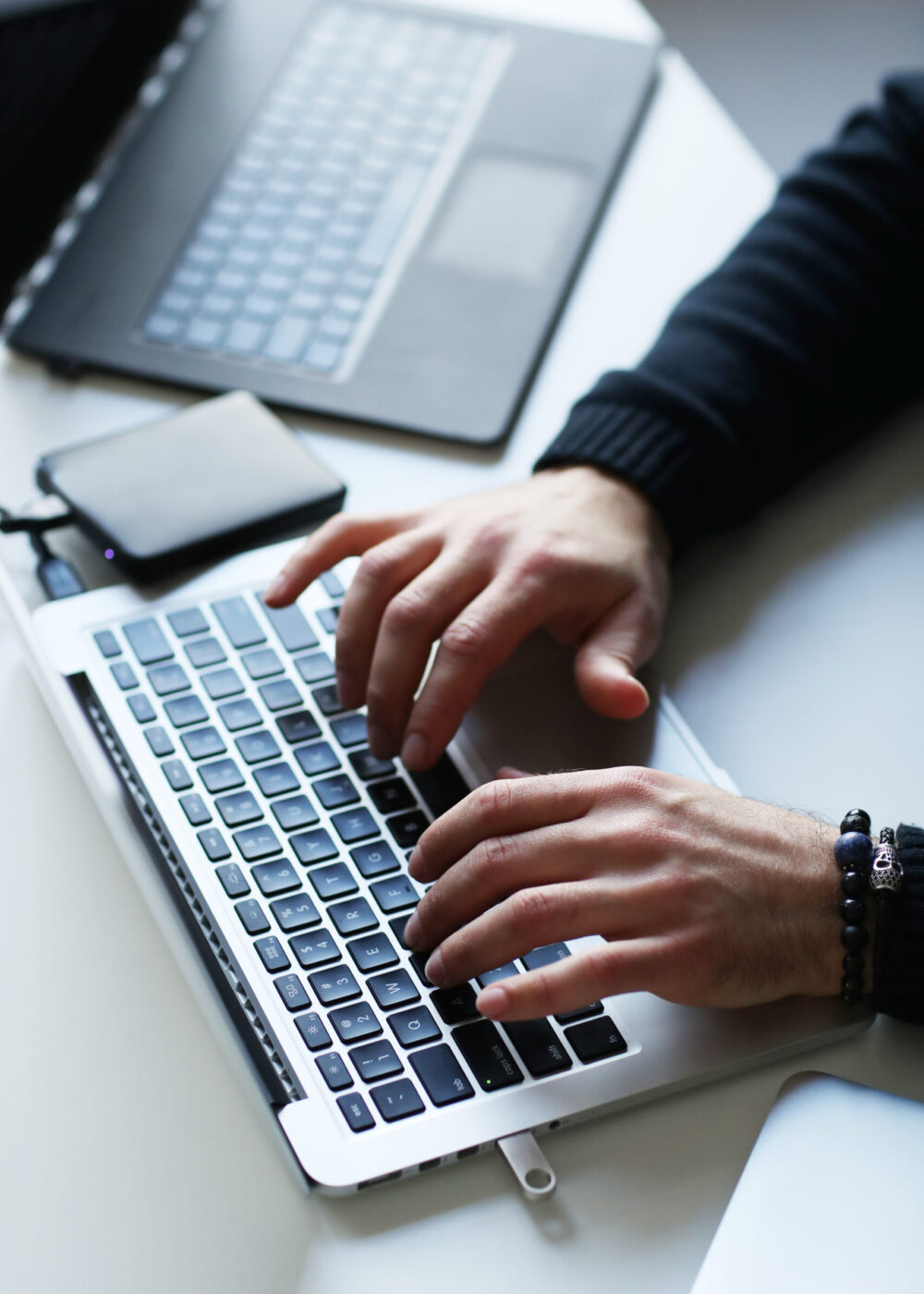 Sistemas-y-servicios-informaticos-en-Valencia-hombre-en-el-ordenador