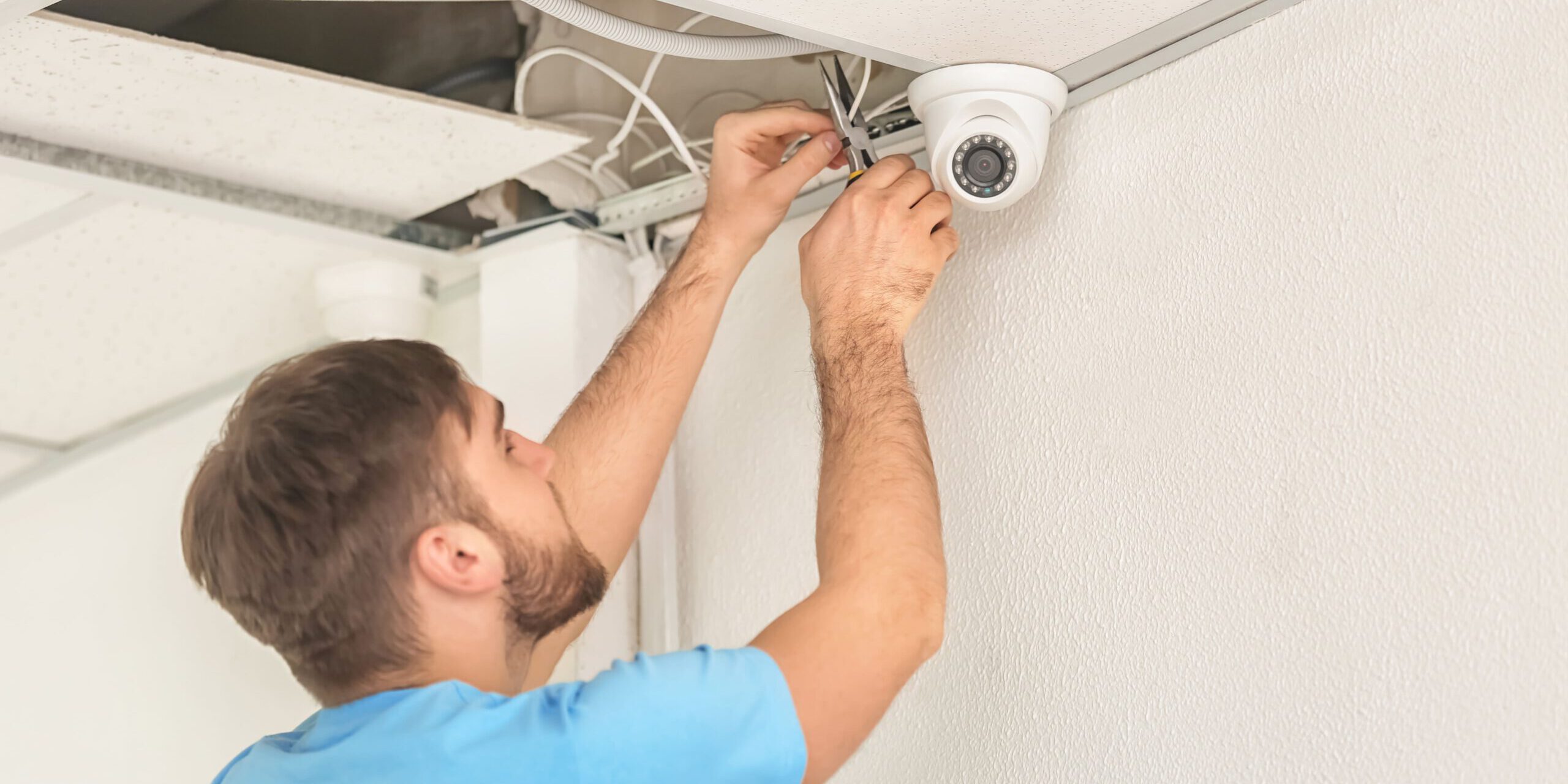 Instalar camaras seguridad en naves industriales en valencia – profesional trabajando Instalar camaras seguridad en naves industriales en valencia - profesional trabajando