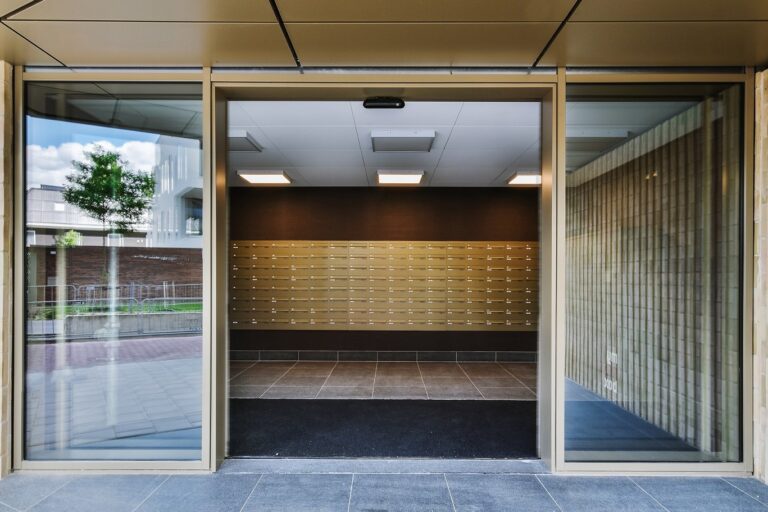 sistemas de automatización de puertas en Valencia - edificio de apartamentos