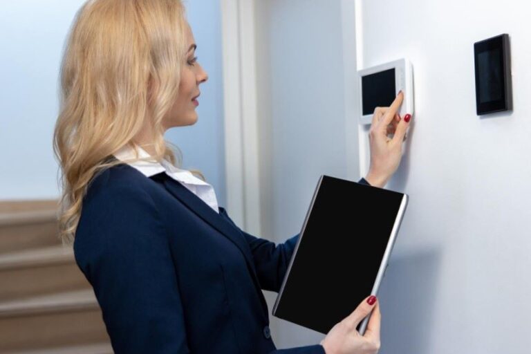 Instalar alarmas en empresas en Valencia - Mujer