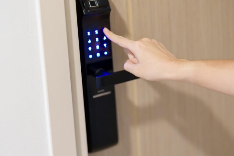 Instalación de cerraduras inteligentes en Valencia - Negro