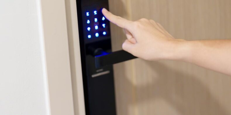 Instalación de cerraduras inteligentes en Valencia - Negro