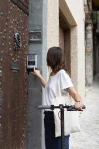 cerraduras inteligentes para pisos turisticos en valencia - persona